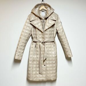 NWOT Dawn Levy Charlie Hooded Box Quilt Puffer With Removable Bib Champagne L
